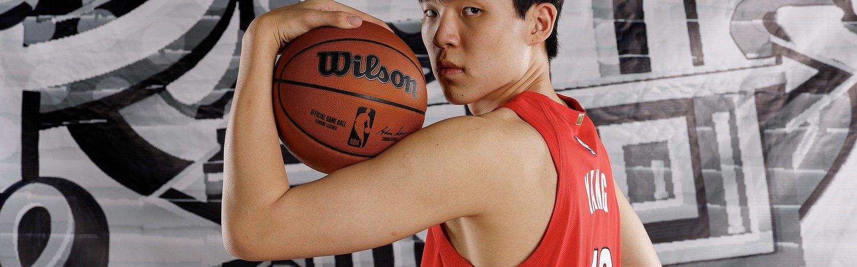 开云app-美媒盛赞杨瀚森闪耀夏联：内线统治力与传球视野令人惊叹