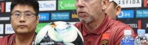 北青：国足教练组现场观战日本队比赛，中国香港展现顽强态度