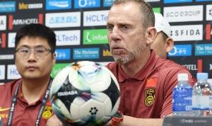 北青：国足教练组现场观战日本队比赛，中国香港展现顽强态度